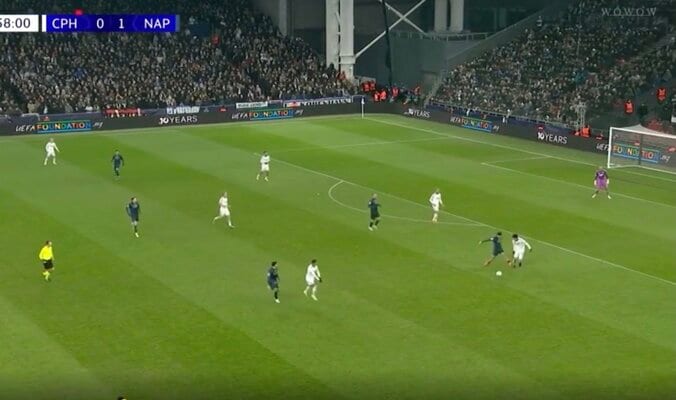 ウソでしょ…！？ 日本代表DF鈴木淳之介、目を疑う“まさかの光景”「強いな」「マジ神」約60m前進“ドリブル突破”のド迫力プレー「数的不利関係なし」 3枚目