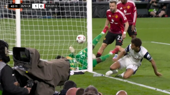 嘘だろ？まさかの“空振りショット”が決勝点に「触ってないだろ？」「これが決勝ゴールか」41シーズンぶりのEL優勝に導いた珍ゴールが話題沸騰 3枚目