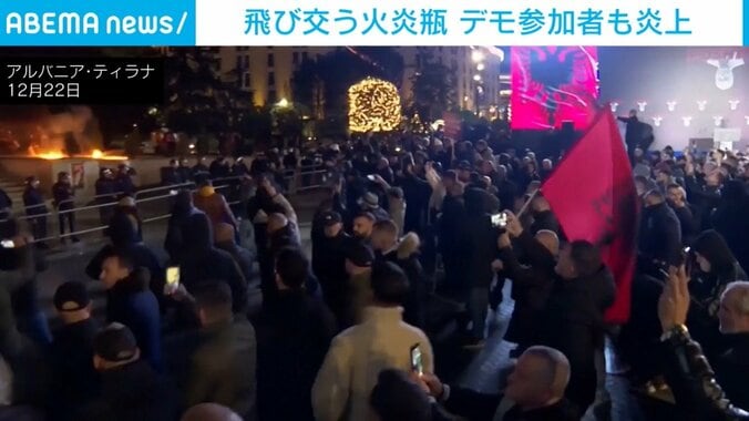 デモに参加する多くの人々