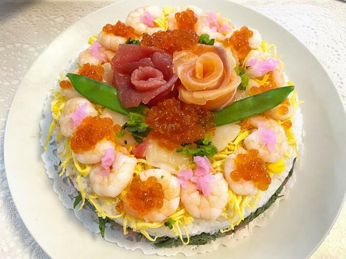 つちやかおり、長女でモデル・布川桃花の誕生日祝いに作った寿司ケーキ「時間勝負で割とシンプルに」  1枚目