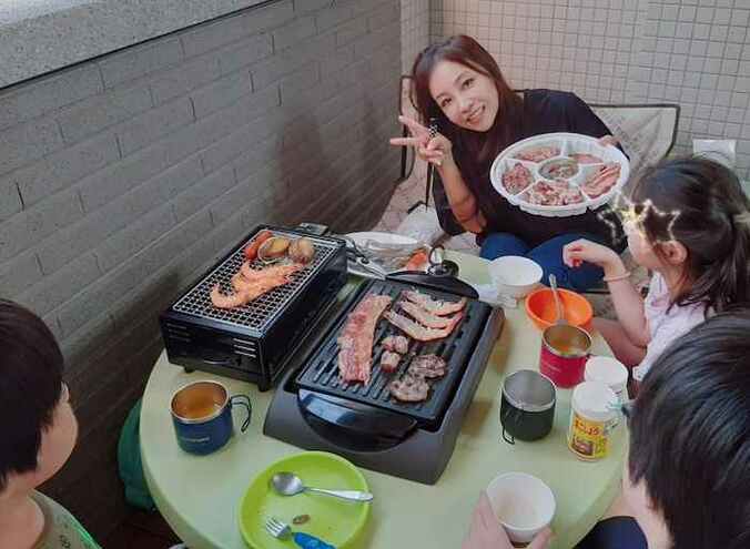  インリン、家族とベランダでバーベキューを堪能「公園でBBQが禁止になり」  1枚目