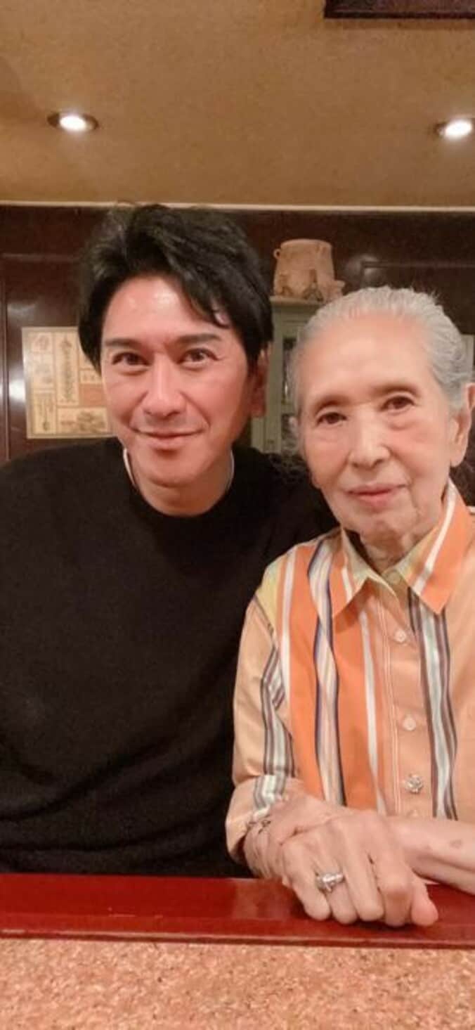 川崎麻世、87歳の母親が58年間続けていること「健康法は店に立ち続ける事だそう」  1枚目