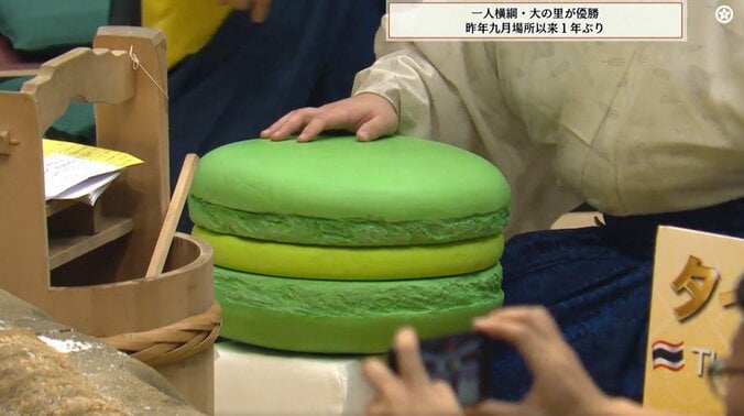 「粗末に扱うなw」大の里の“超デカい”副賞を呼出が… まさかのオモシロ光景に「クルクルと…」実況思わずツッコミ 4枚目