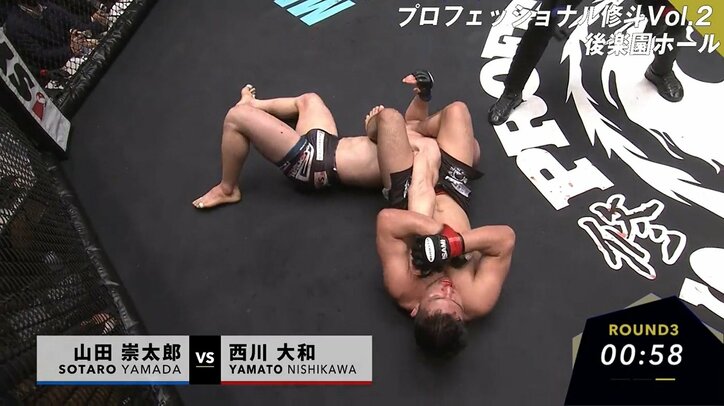 鼻血を拭い相手に投げつける暴挙！ “狂気”の19歳、タオル投入の衝撃決着に「セオリーの上を行く」「化け物」驚きと称賛の声