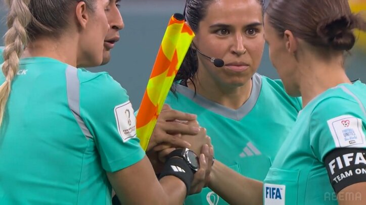 大会史上初、ピッチで躍動した女性審判団 FIFA公式が捉えた試合前の誓いが“力強く美しい”