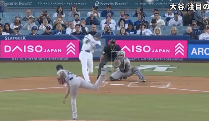 【写真・画像】誰へのポーズ？ 大谷翔平、一瞬見せた“動き”にファン注目「カッコよすぎ」“爆速盗塁”成功シーンが話題に「マッカローさんかな？」　1枚目