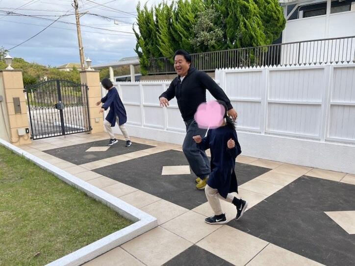  花田虎上、家族と一緒に自宅の庭で運動「縄跳び対決は私の負け」 