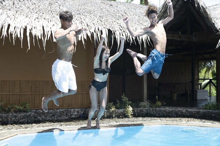 プールではしゃぐ姿にドキッ!水着ギャルのギャップにときめく男「飛び込みとかも他の女子せえへんやん?」『シャッフルアイランド Season3』#3