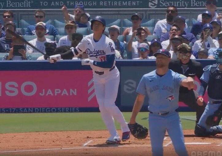 【写真・画像】人間辞めた？ 大谷翔平、意味不明な打ち方で“まさかの光景”「バケモノか」「普通フライだろw」右手一本で弾丸アーチを“爆速着弾”　1枚目