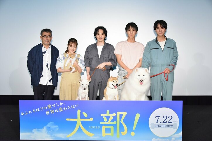 林遣都、犬に引っ張られながら舞台挨拶!柴犬に「あれやって!」