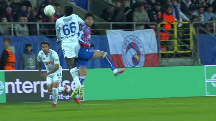 【映像】鎌田大地、強烈な肘打ちが顔面直撃