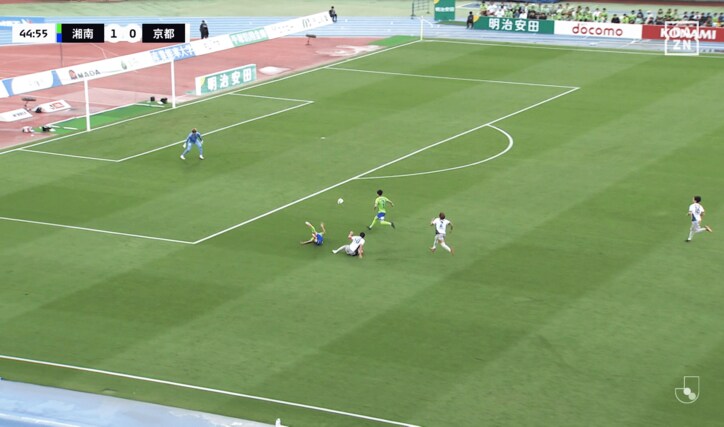 【写真・画像】嘘だろ？“我慢”のPKストップに絶賛の嵐！「よく動かずに待った」「読みがお見事」湘南GKがど真ん中の強烈シュートを弾いた瞬間　1枚目