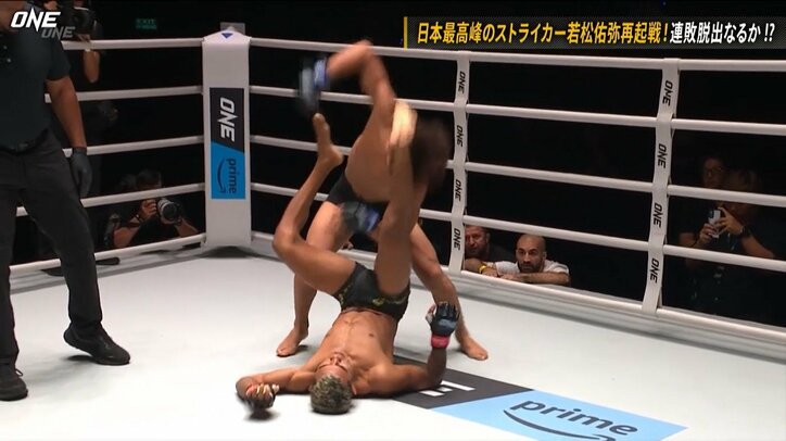 「それはダメだろ！」KOアピールも“下腹部”パウンド発覚で一転…非難轟轟！ 「ノーコンテストにしろ」怒りの声も 再開後にヘッドバッドで説教も