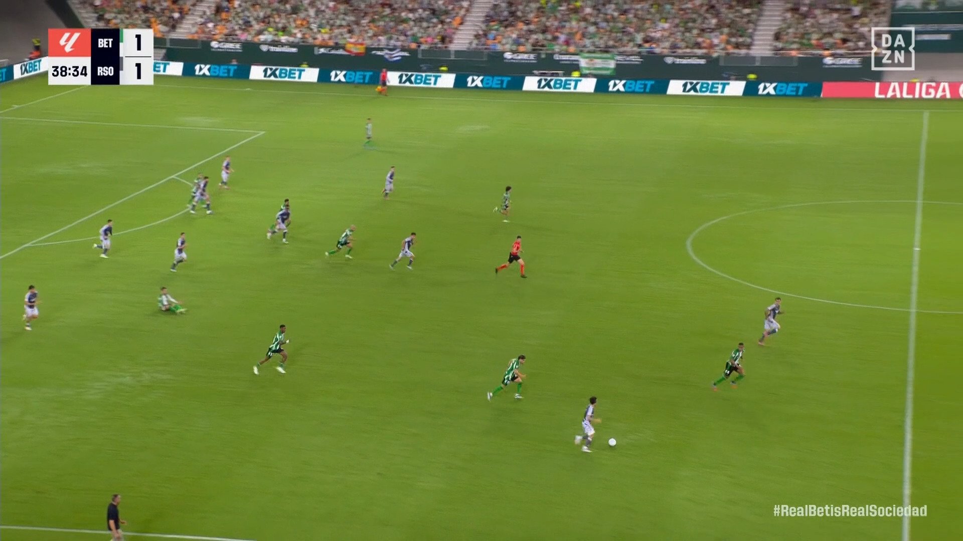 【映像】強烈“体当たり”に吹っ飛ばされた瞬間