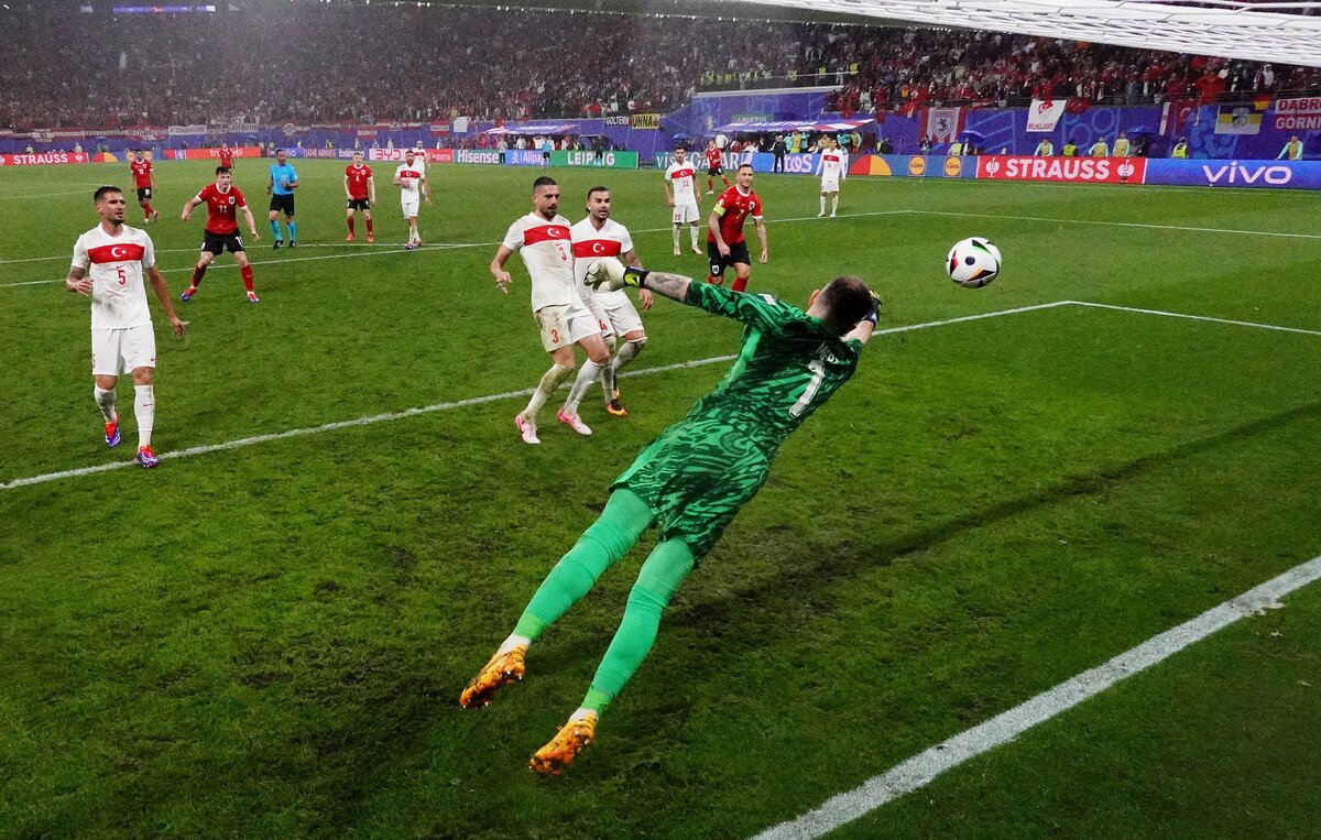 EUROベストセーブに決定？ トルコ守護神の“ミラクルすぎる横っ飛び”が