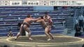 巨漢力士、形勢逆転の強烈“ビンタ” 張られた力士は「ひゃっ！」声をあげて土俵の外へ
