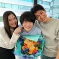 『最愛』高橋文哉の“涙のクランクアップ”ショットにファン喝采！「愛に包まれた3人に拍手」「優くん素晴らしかった」