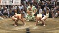 立ち合い直前で“奇声”、伯乃富士が“待った”でほっこり珍光景「あれ、おっちの肩に…」一体、何が?