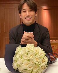 「好きすぎて心臓が持ちません」小林直己、バラの花束を前に“ホワイトデーショット”を公開しファン歓喜