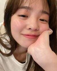 「可愛い天使さん」「素晴らしい！！！」横田真悠、リラックスモードなにんまりオフショットに反響