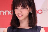 西野七瀬 銀行員の制服姿 でこちらをじっと見つめるオフショットにファン悶絶 話題 Abema Times