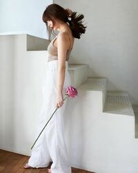 「美しいです」「可愛すぎます」小嶋陽菜の爽やかなブラキャミ姿にファン歓喜