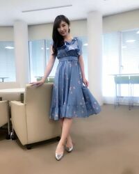 熊田曜子、ブルーの花柄ワンピース姿に称賛の声が続々「相変わらず綺麗」「見てるだけで癒されます」