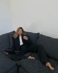 ローラ、自宅での黒スーツ姿に反響「すごくカッコイイ」「スタイルよすぎ」