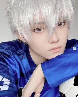 コスプレイヤー・伝染タルキが「ブルーロック」凪誠士郎を見事に再現！「全部が完璧すぎ」「目が最高」とファン興奮