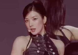 元IZ*ONEクォン・ウンビ、大胆衣装で激しいダンス！「メロメロです」抜群のスタイルで観客を魅了「色気ありすぎ」