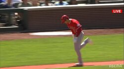 「ショーヘイ、大丈夫？」足を痛めた大谷翔平に監督から相手選手までみんな心配顔、本人は塁上で苦笑い