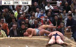 危ない！ 173キロ巨漢力士が美人モデルにあわや激突 審判の親方が身を挺して見事なブロック “ヒヤリ”の瞬間
