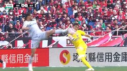 「何回やんねん」「カード出せよ」浦和GK西川のキックを再三妨害した福岡FWにファウルの判定！「キックモーションに入ったら何もしてはいけない」元日本代表も苦言