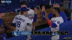 「完全にエース」圧巻8奪三振の山本由伸、仲間に大歓迎受けるほっこりシーンが話題「テオスカー可愛いすぎだろw」