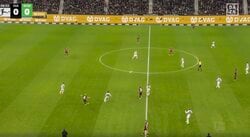 スタジアム騒然！ 堂安律が“高精度ロケットパス”「エグい」「あの距離をズバピタ」約50メートルを正確無比な“爆速キック”「スピードも距離も全て完璧」