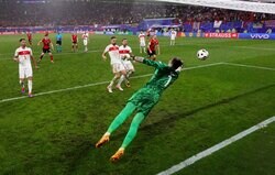 EUROベストセーブに決定？ トルコ守護神の“ミラクルすぎる横っ飛び”が話題沸騰！ 現地実況が大絶叫＆伝説的GKとの比較論も「絶対に入ったと思った…」「嘘だろ」