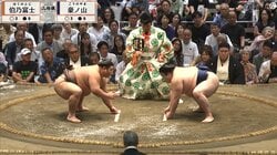 立ち合い直前で“奇声”、伯乃富士が“待った”でほっこり珍光景「あれ、おっちの肩に…」一体、何が？