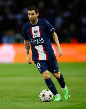 「これガチ?」メッシも思わず見てしまった、PSGサポによる「発煙筒と花火」の大量使用！ 「やりすぎだろ」と動画視聴でも大きな衝撃与える