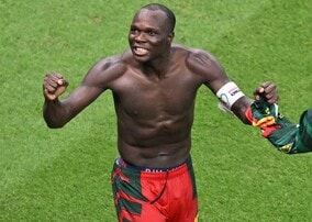 カメルーン10番、ユニ脱いで退場も後悔ゼロ！審判も思わず…前代未聞の去り際が話題「こんな平和なレッドは初めて見た」【W杯】