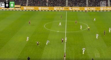 スタジアム騒然！ 堂安律が“高精度ロケットパス”「エグい」「あの距離をズバピタ」約50メートルを正確無比な“爆速キック”「スピードも距離も全て完璧」