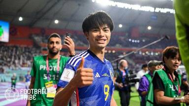 日本代表が歓喜に沸くなか、三笘薫のユニホームをもらいに来た