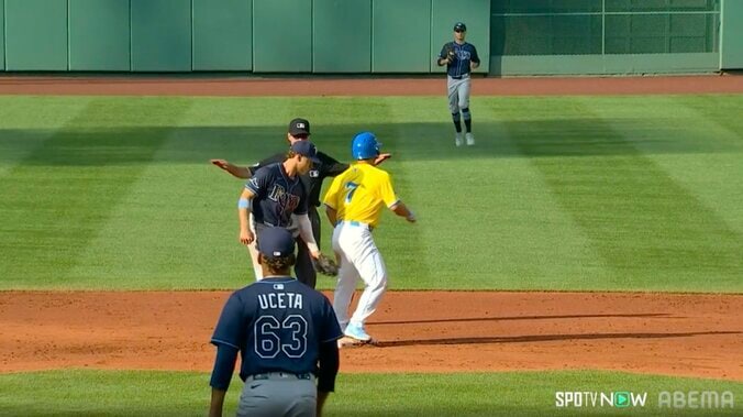 「ホホッ…」吉田正尚、まさかの盗塁で現地実況思わず“笑劇” 死球→激走の大ハッスルにレ軍ベンチも拍手喝采 5枚目