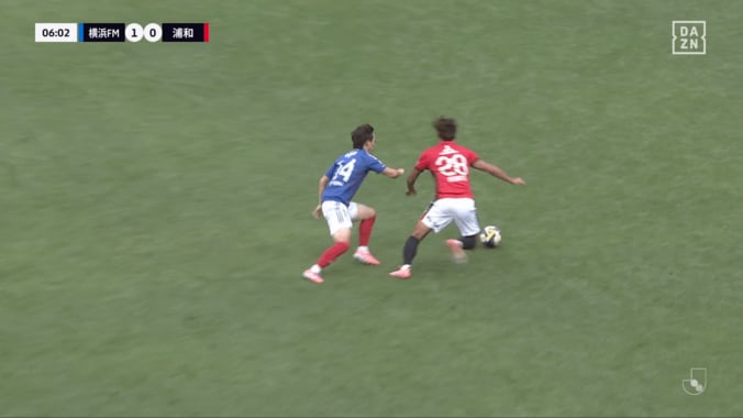 「何やってんだよ！」浦和DFが“痛恨ミス”で先制点献上…「切り替えだぞ根本」ファンは大卒ルーキーを叱咤激励「チーム全体の問題」 5枚目