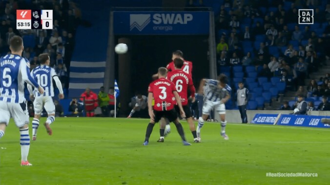 「何するんだ！」久保建英、“後方から体当たり”被害で側頭部を強打…「危ない！」「何度目のファウルなし…」ファンが心配した瞬間 3枚目