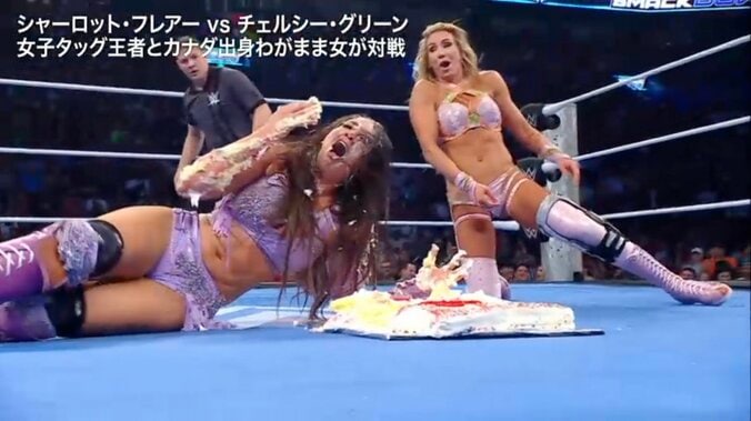 【映像】女子レスラー、特大ケーキに“頭から突っ込む”屈辱シーン