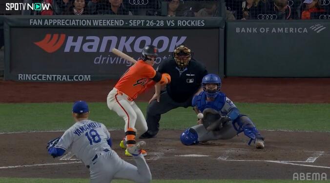 【写真・画像】「漫画みたい」山本由伸、同僚のファインプレーにガッツポーズ！美しすぎるジャンピングキャッチの瞬間　1枚目