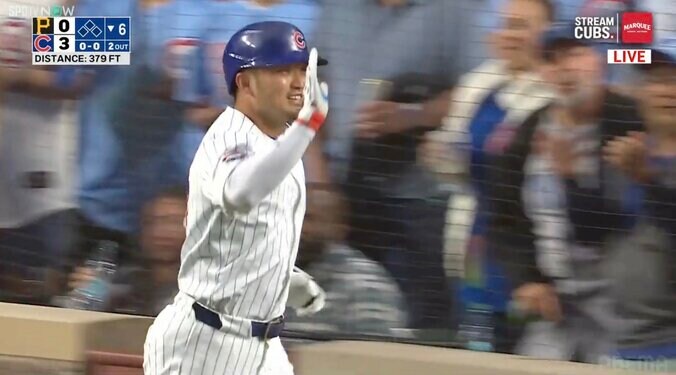 チームメートと笑顔でハイタッチ