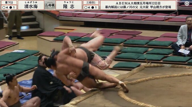 投げられた力士が土俵下に“ドスン” 鈍い音に「危ない落ち方」熱戦の結末に驚きと心配、安堵の声 2枚目