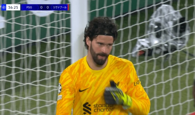 10点満点も納得！リヴァプールGKの“神セーブ”に世界驚愕「アリソンどーなっとんの！」「脅威的」股下＆ディフレクション弾を右手１本で防ぐ鬼反応の瞬間 3枚目