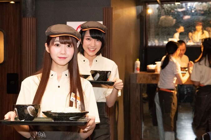 「絶対お肉！」=LOVEがはなまるうどんの新商品をピーアール＆配膳する 9枚目